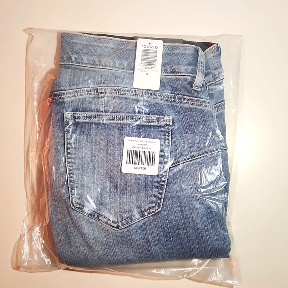 NWT TORRID BOMBSHELL STRAIGHT PREMIUM STRETCH HIGH RISE JEANS - SIZE 18 SHORT - Picture 3 of 10